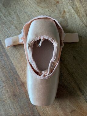 Repetto Melon Satin Pointe Shoes 5 /38
T140 MM